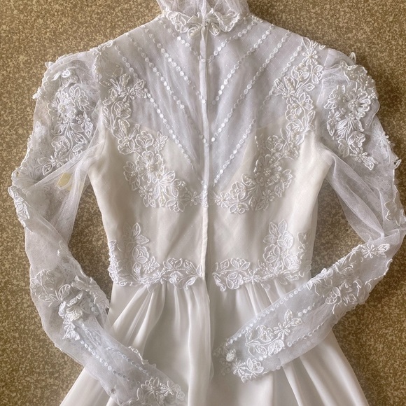 Vintage lace wedding gown - Picture 5 of 9